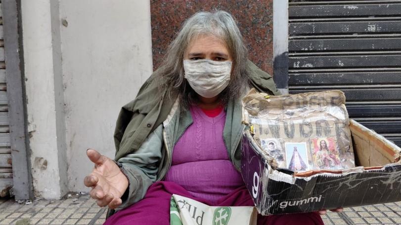 Madre de 8 hijos pide ayuda en la peatonal Muñecas: “No tengo trabajo”